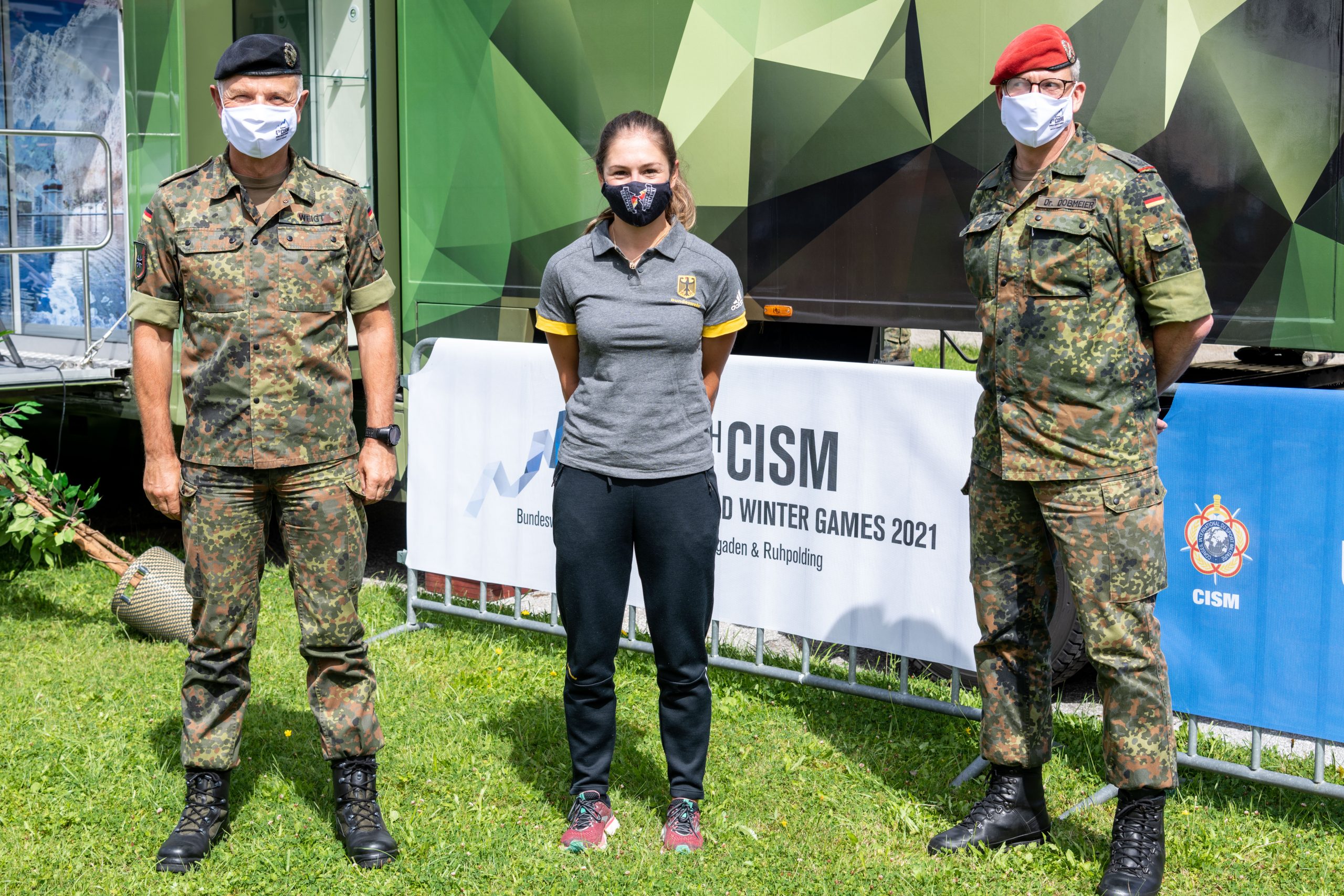 Lieutenant General Weigt, Sergeant Langenhorst and Lieutenant Colonel Dr. Dobmeier standing side by side, all with masks on, but optimistic about the future